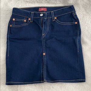 LEVI’S Women’s Denim Skirt...Sz M...Dark